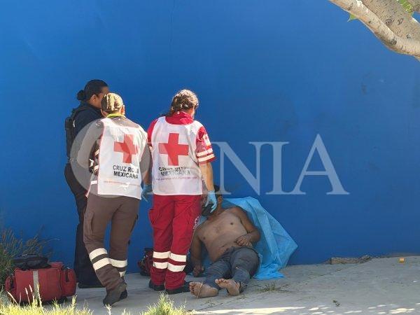 Reportan hombre semidesnudo tirado en la calle en colonia Revolución