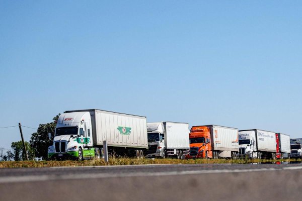Anuncian programa para vehículos pesados; incluye financiamiento para comprar camiones hechos en México y normas de seguridad
