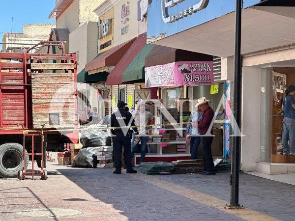 Desalojan con orden judicial zapatería de la Libertad