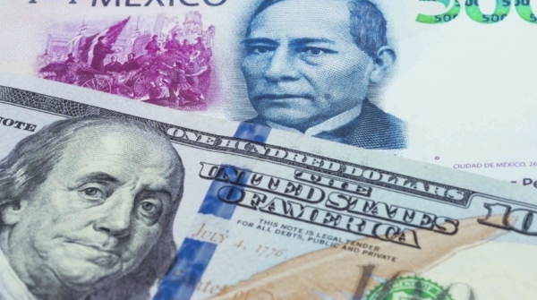 Peso mexicano se deprecia más de 1% frente al dólar tras sorpresivo recorte del Banxico