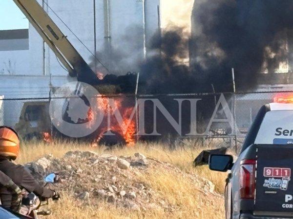 Incendio consume maquinaria en terreno de la avenida Nueva España