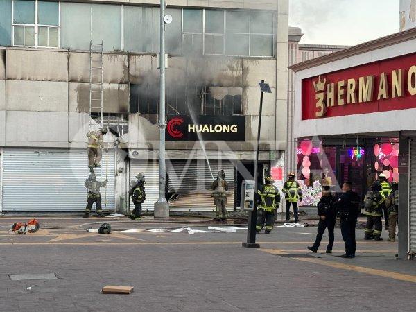 Fuerte incendio consume local de productos chinos en el Centro; no hay lesionados