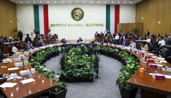 Se van consejeros del INE... pero piden cuidar autonomía del órgano