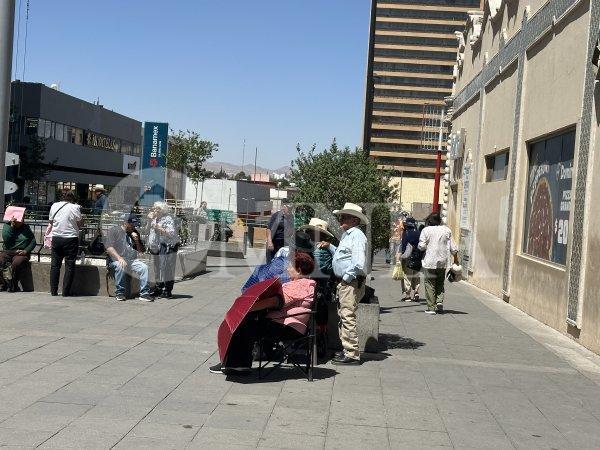Chihuahuenses llegan temprano a la Plaza de Armas para el último adiós de Lupita
