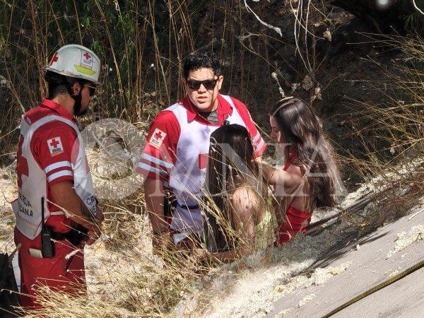 Aparatoso accidente en Teófila Borunda: vehículo cae al río Chuvíscar; dos menores resultan lesionadas