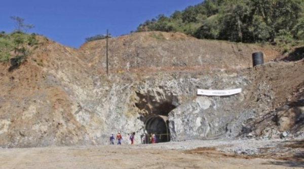 Derrumbe en mina de oro en Rosario, Sinaloa, mantiene atrapados a cuatro mineros