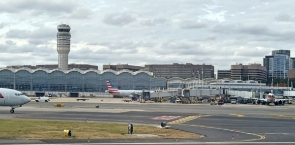 Suspenden vuelos en cinco aeropuertos de Washington por olor químico en un centro de control aéreo