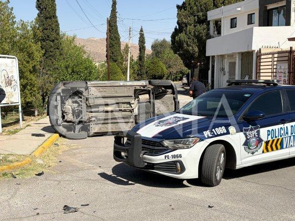 Aparatoso choque con volcadura y fuga en la colonia Unidad Tecnológico deja solo daños materiales