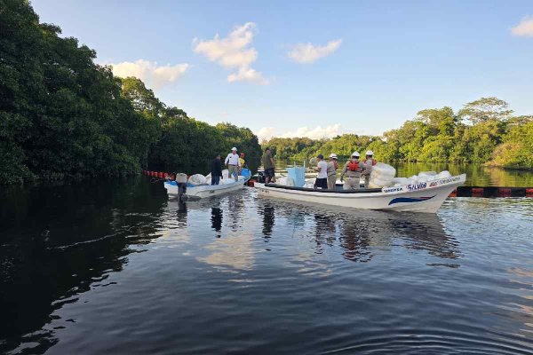 Tras el incendio en la refinería Dos Bocas, detectan hidrocarburos en el Río Seco y Pemex activa contención