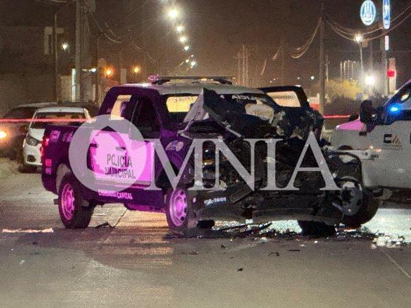 Patrulla municipal y pickup chocan en Riveras de Sacramento; hay un oficial herido