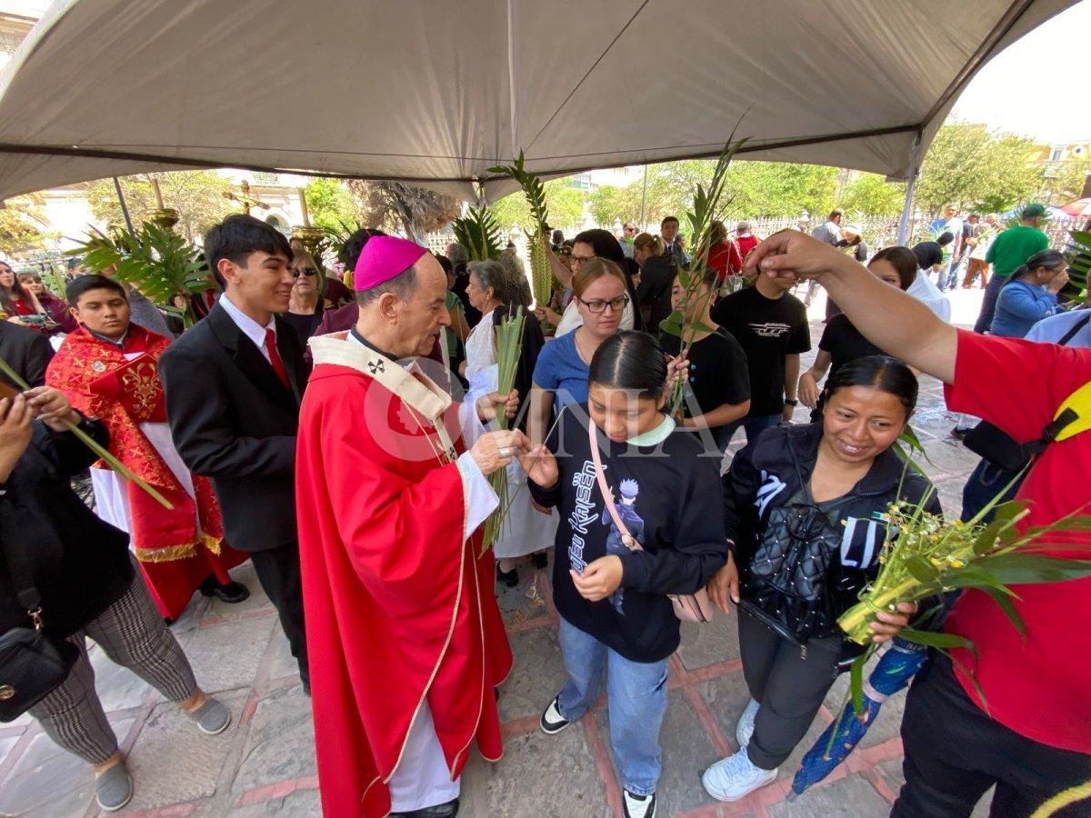 Bendice Arzobispo las palmas en domingo de ramos en la Catedral de Chihuahua