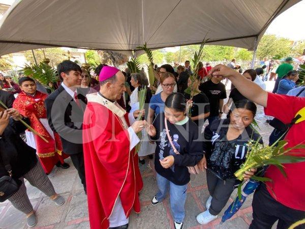 Bendice Arzobispo las palmas en domingo de ramos en la Catedral de Chihuahua