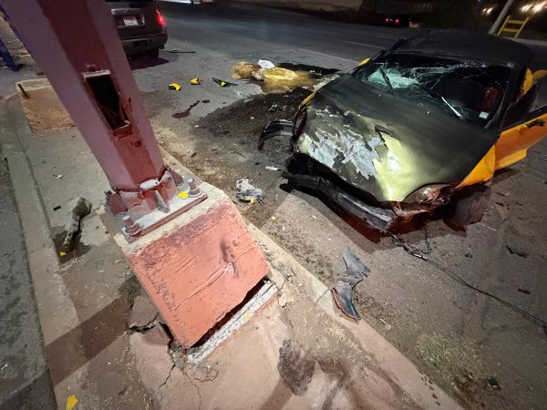 Aparatoso choque con volcadura deja cuantiosos daños en el sur de la ciudad