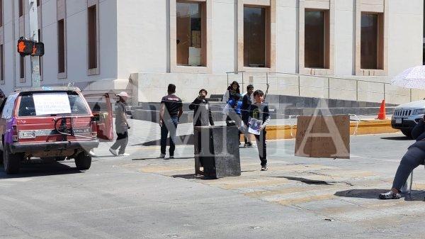 Vuelve a manifestarse Virginia Márquez; dota a jóvenes con un bastón para golpear autos