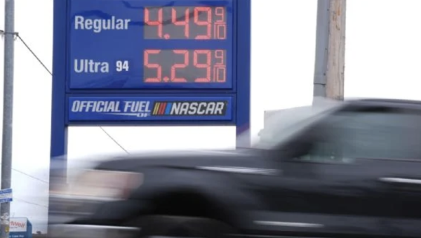 Precios de la gasolina superan los 4 dólares por galón en EU, el máximo desde 2022