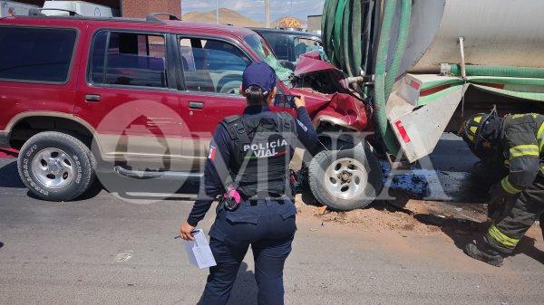 Choca contra pipa en el Semáforo de Bafar y queda atrapado entre fierros