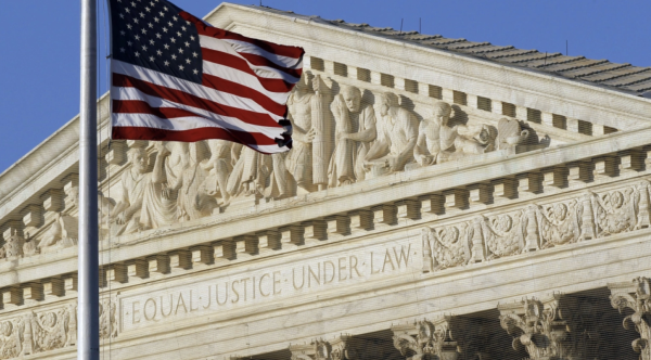 Corte Suprema de EU invalida una ley en Colorado que prohíbe las terapias de conversión