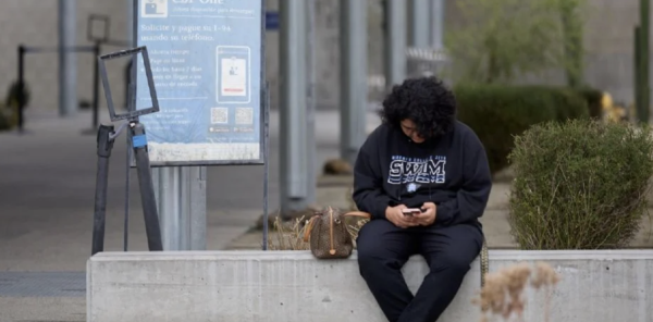 Gobierno de EU actuó ilegalmente y deberá restablecer estatus legal a migrantes que usaron app de la era Biden, afirma jueza