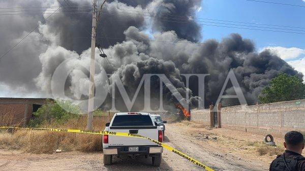 Fuerte incendio en predio con llantas genera intensa columna de humo al norte de la ciudad