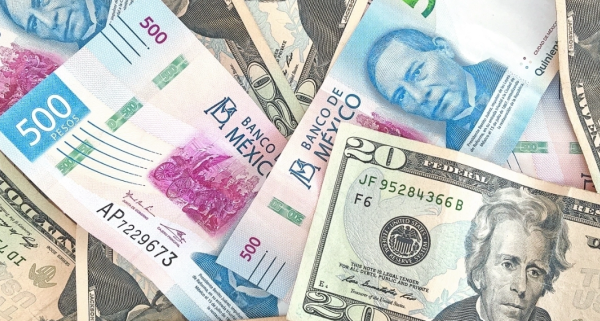 Peso anota una pérdida de 4% frente al dólar en marzo