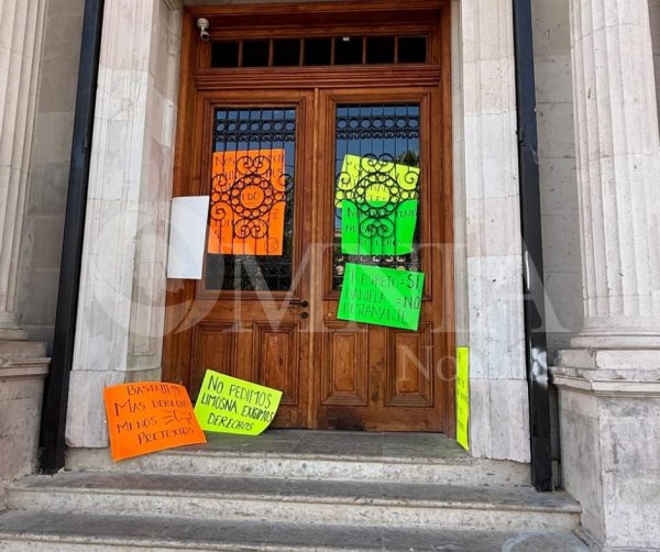 Sindicalizados de la UACH dejan pancartas en Rectoría; piden una respuesta inmediata a peticiones