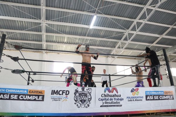 Celebran el Día de las Niñez con función de lucha libre en El Charco