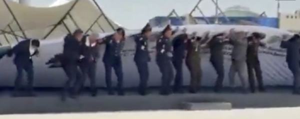 El viento tira escenografía sobre Delfina Gómez y un grupo de militares (Video)