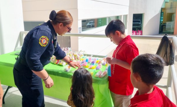 Bomberos celebran el Día del Niño junto a pequeños de la clínica Shriners Children’s