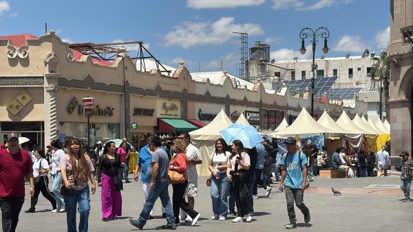 Aprovechan ciudadanos puente; Acuden a disfrutar en la Plaza Mayor