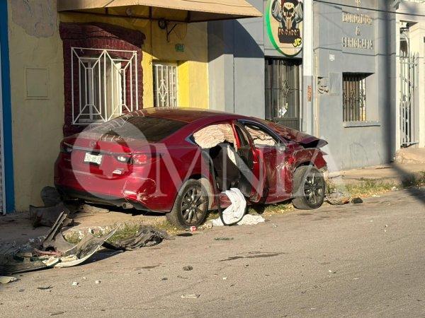 Aparatosa colisión en cruce céntrico deja daños y una lesionada leve