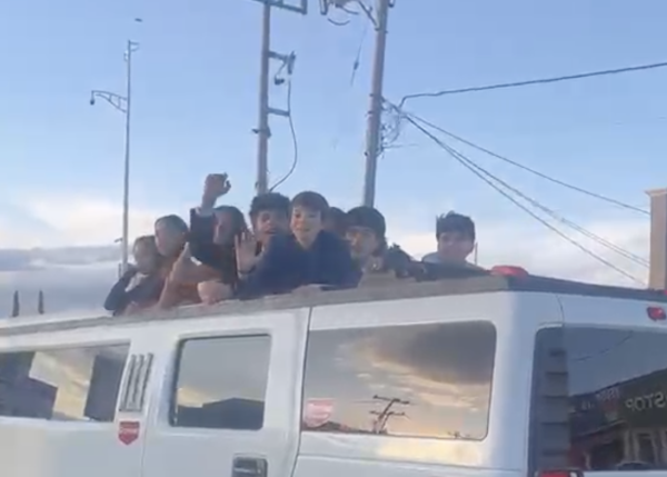 Exhiben traslado inseguro de menores en limosina