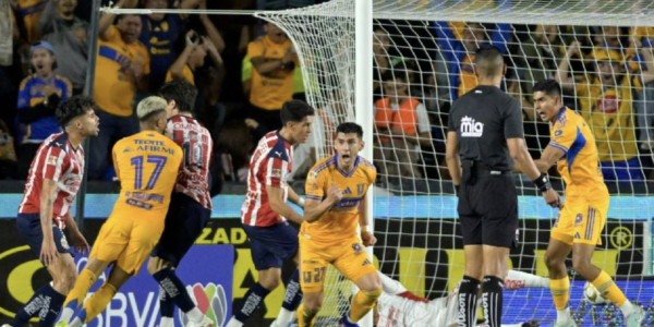 ¡No resisten la desmantelada! Chivas se quema otra vez en el Volcán y tiene un pie y medio fuera de la Liguilla