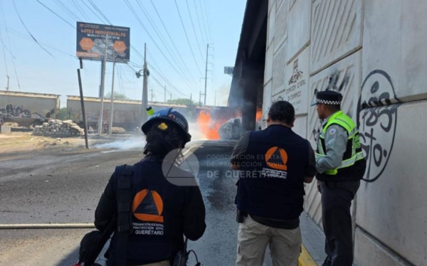 Pipa de combustible explota tras chocar con tren en carretera de Querétaro; hay un lesionado