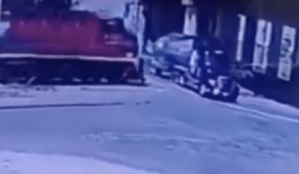 Tren arrolla a pipa con diésel que quiso ganar el paso en Querétaro; hay dos muertos