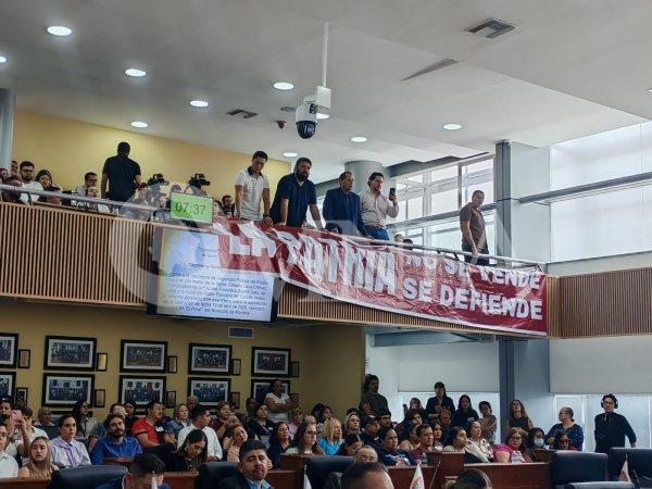 Video: Choque de grupos en Congreso, señalan “morenarcos” y 