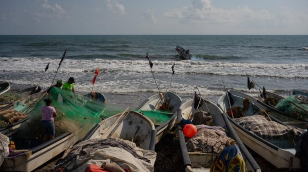 En riesgo de quedarse sin apoyo, miles de pescadores tras derrame de Pemex