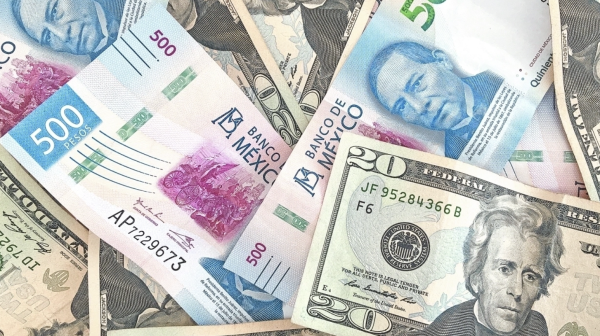 Peso mexicano se deprecia frente al dólar tras recorte de tasa de interés del Banxico