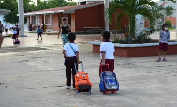 Padres de familia recaban firmas para frenar el cierre adelantado del ciclo escolar por el Mundial y ola de calor