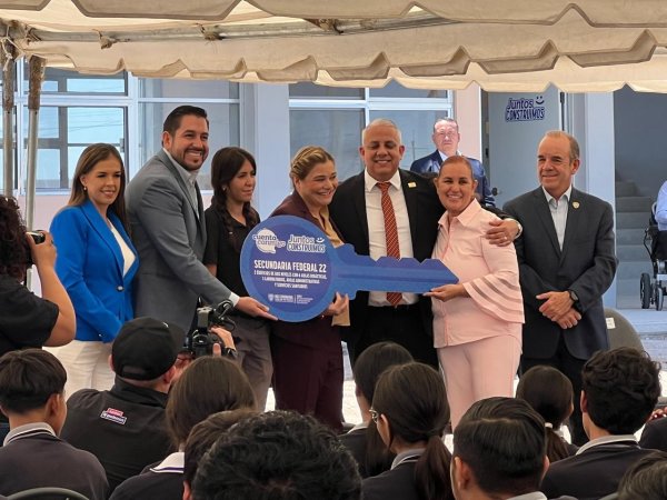 Xóchitl Contreras reconoce a Maru Campos por cumplir infraestructura en escuela