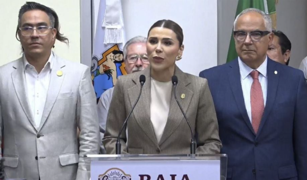 Marina del Pilar, gobernadora de BC, sale por la puerta trasera para evitar preguntas sobre las investigaciones de EU a políticos mexicanos