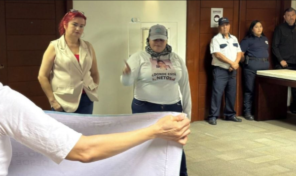 Madres buscadoras de Sinaloa irrumpen en el Palacio de Gobierno para dialogar con la gobernadora interina