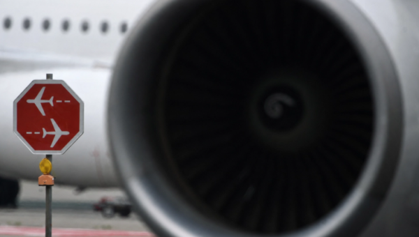 Avión atropella a un peatón durante el despegue en el aeropuerto de Denver