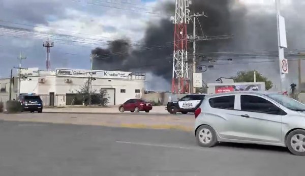 Mantienen bomberos monitoreo en recicladora tras tercer incendio en la Juan Pablo II