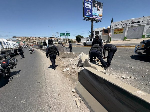 Camión revolvedor pierde el control y causa caos vial en el Periférico de la Juventud