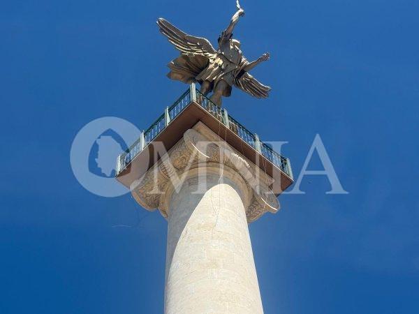Plaza Mayor presenta grafitis, áreas secas y estructuras dañadas