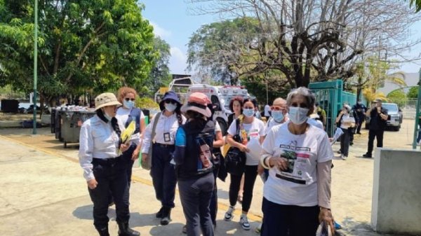 Familiares de extranjeros desaparecidos realizan búsqueda en estación migratoria de Tapachula