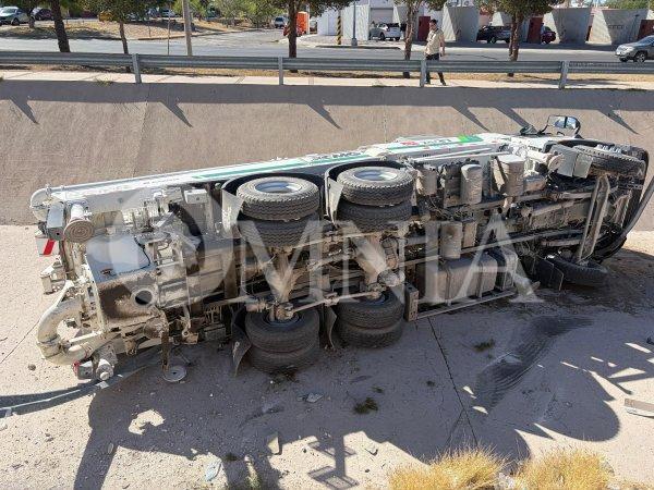 Camión de empresa constructora cae a canal en vialidad Los Nogales; no hubo heridos