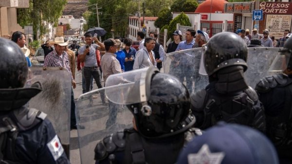 Policías de Zacatecas repliegan y detienen a productores de frijol durante manifestación