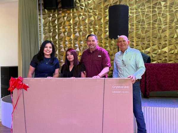 Cuauhtémoc Estrada, Cruz Pérez Cuéllar y Mayra Chávez, reconocen a las madres juarenses