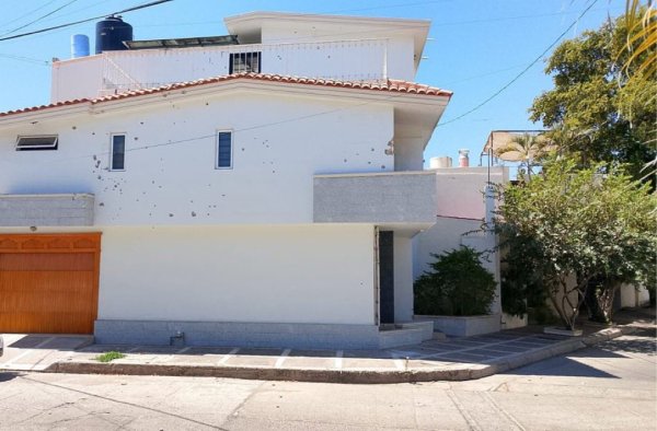 Video muestra el momento exacto que disparan a la casa del gobernador de Morena Rocha Moya